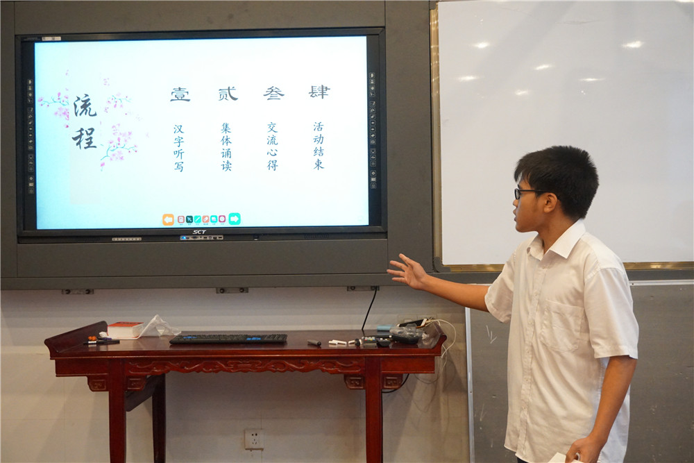 品味书香,传承经典——钦州二中团委开展学生社团读书沙龙活动