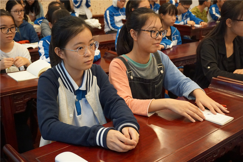 品味书香,传承经典——钦州二中团委开展学生社团读书沙龙活动