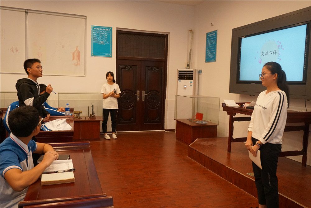 品味书香,传承经典——钦州二中团委开展学生社团读书沙龙活动