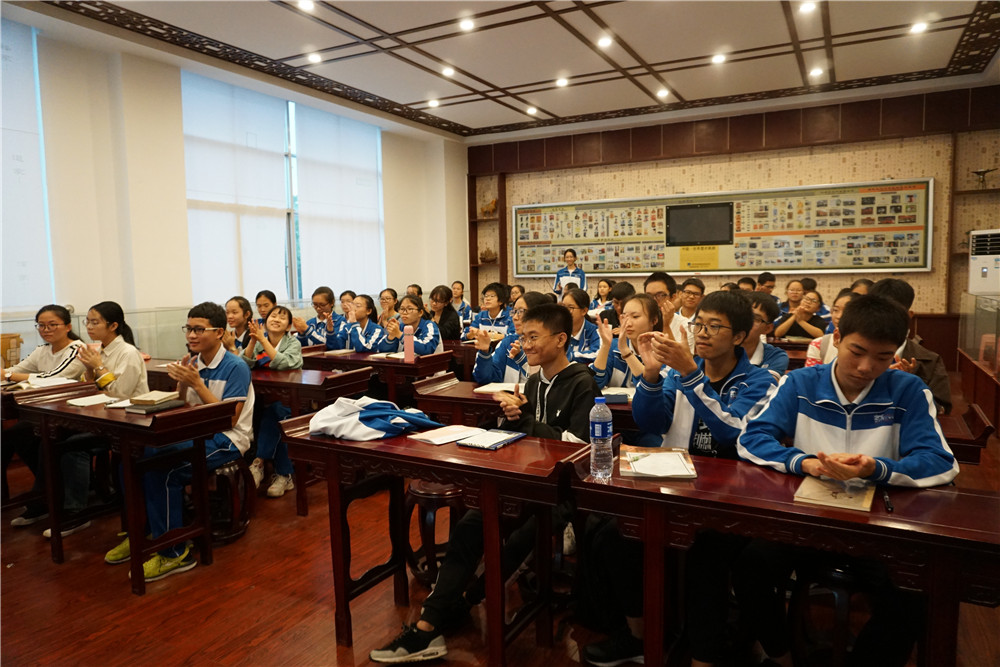 品味书香,传承经典——钦州二中团委开展学生社团读书沙龙活动