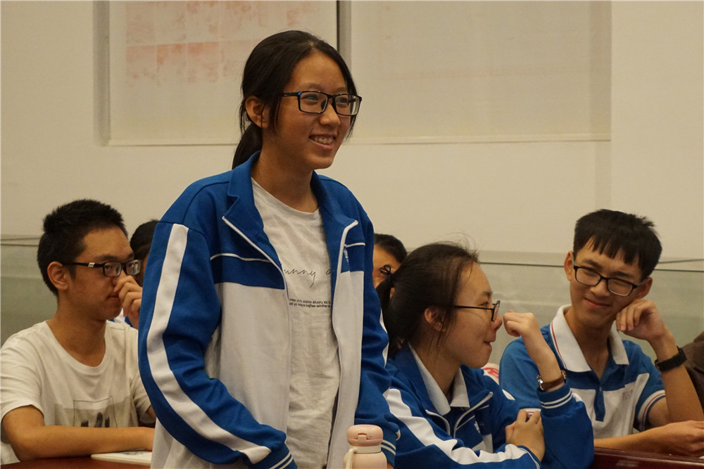 品味书香,传承经典——钦州二中团委开展学生社团读书沙龙活动