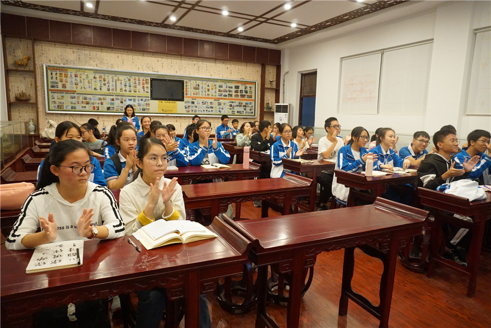 品味书香,传承经典——钦州二中团委开展学生社团读书沙龙活动