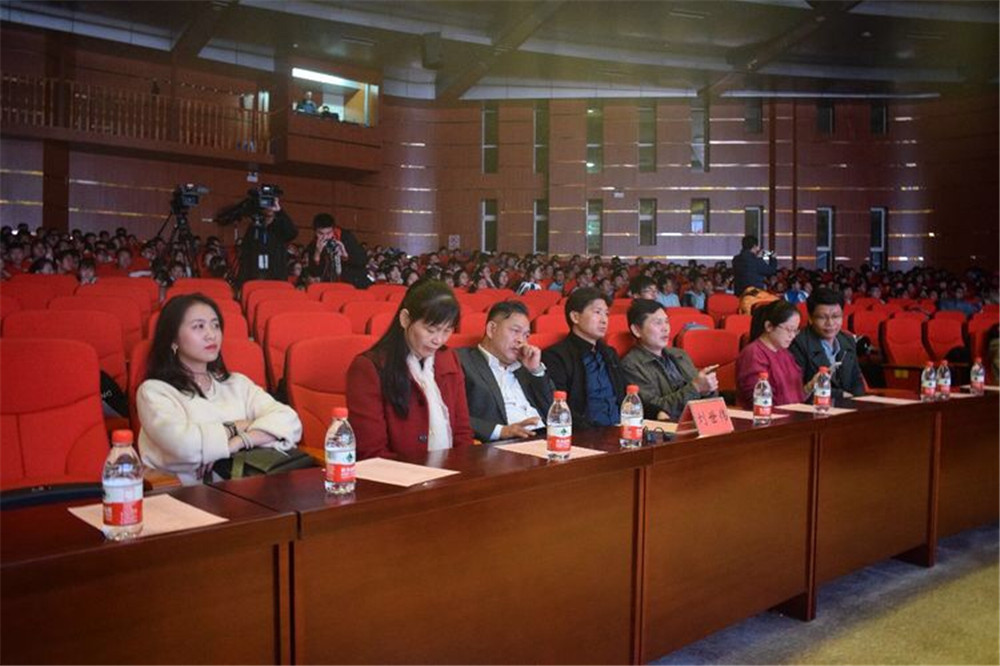 歌唱青春,献礼校庆——钦州二中隆重举行第三届英文歌曲合唱比赛