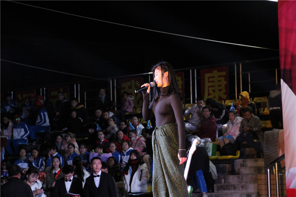 欢庆声中一岁除,歌风送暖伴诗书 ——钦州二中举办建校44周年校庆体育文化艺术节闭幕式暨2019年元旦晚会