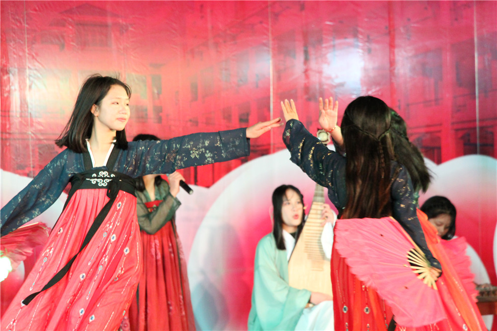 欢庆声中一岁除,歌风送暖伴诗书 ——钦州二中举办建校44周年校庆体育文化艺术节闭幕式暨2019年元旦晚会