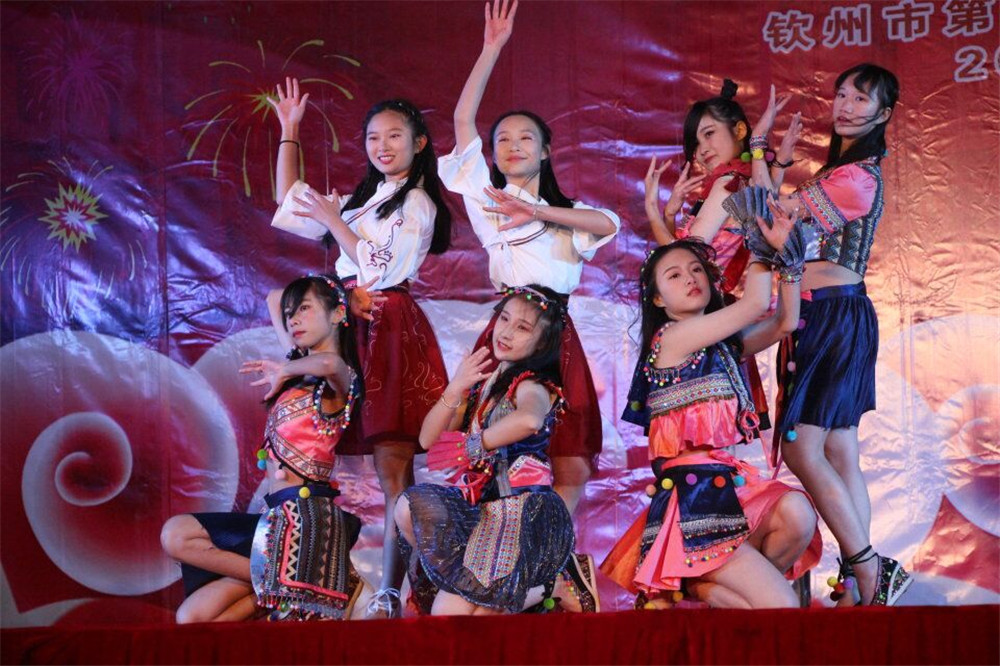 欢庆声中一岁除,歌风送暖伴诗书 ——钦州二中举办建校44周年校庆体育文化艺术节闭幕式暨2019年元旦晚会