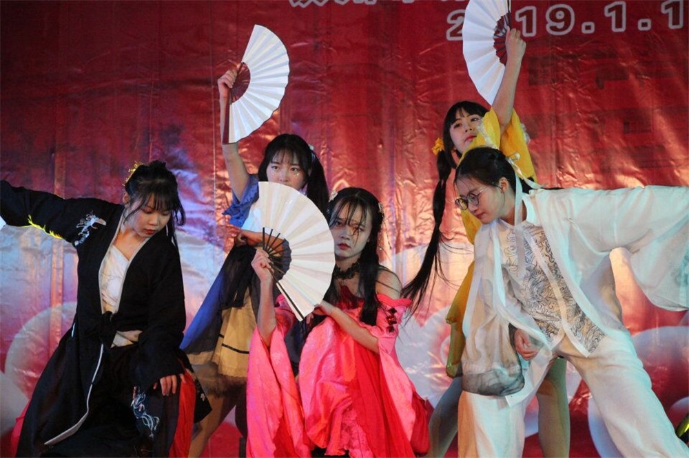 欢庆声中一岁除,歌风送暖伴诗书 ——钦州二中举办建校44周年校庆体育文化艺术节闭幕式暨2019年元旦晚会