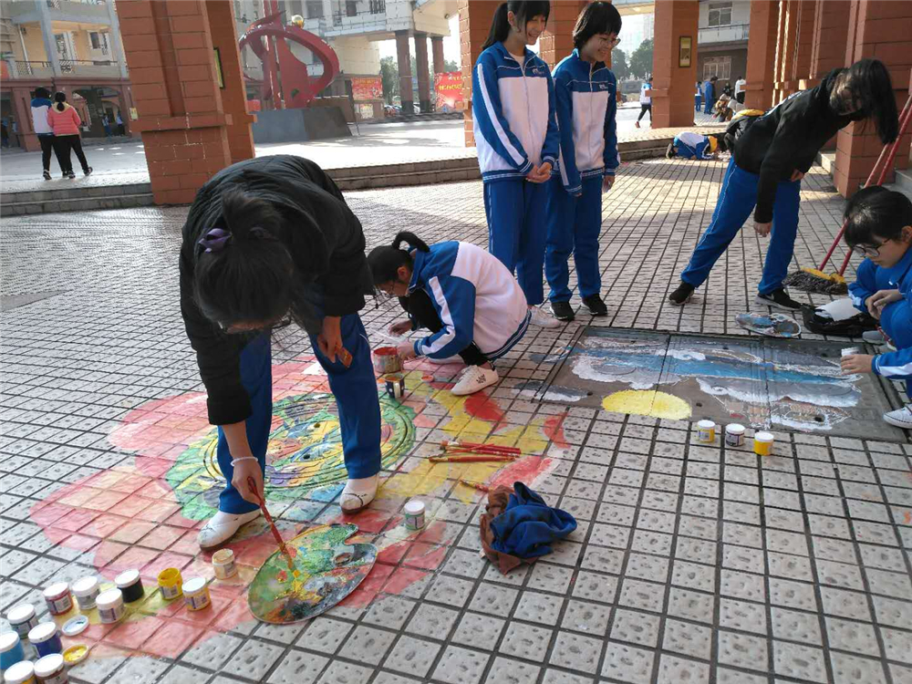 笔墨丹青迎华诞,旧井新颜贺良辰——钦州二中第一届井盖创意绘画比赛成功举办