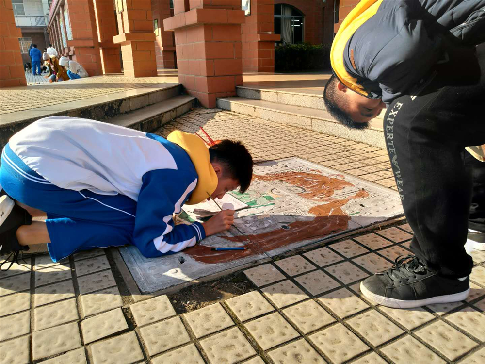 笔墨丹青迎华诞,旧井新颜贺良辰——钦州二中第一届井盖创意绘画比赛成功举办