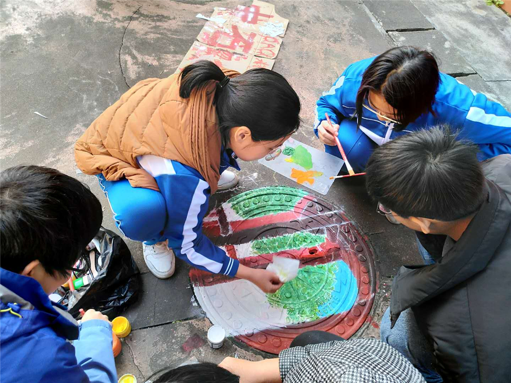 笔墨丹青迎华诞,旧井新颜贺良辰——钦州二中第一届井盖创意绘画比赛成功举办
