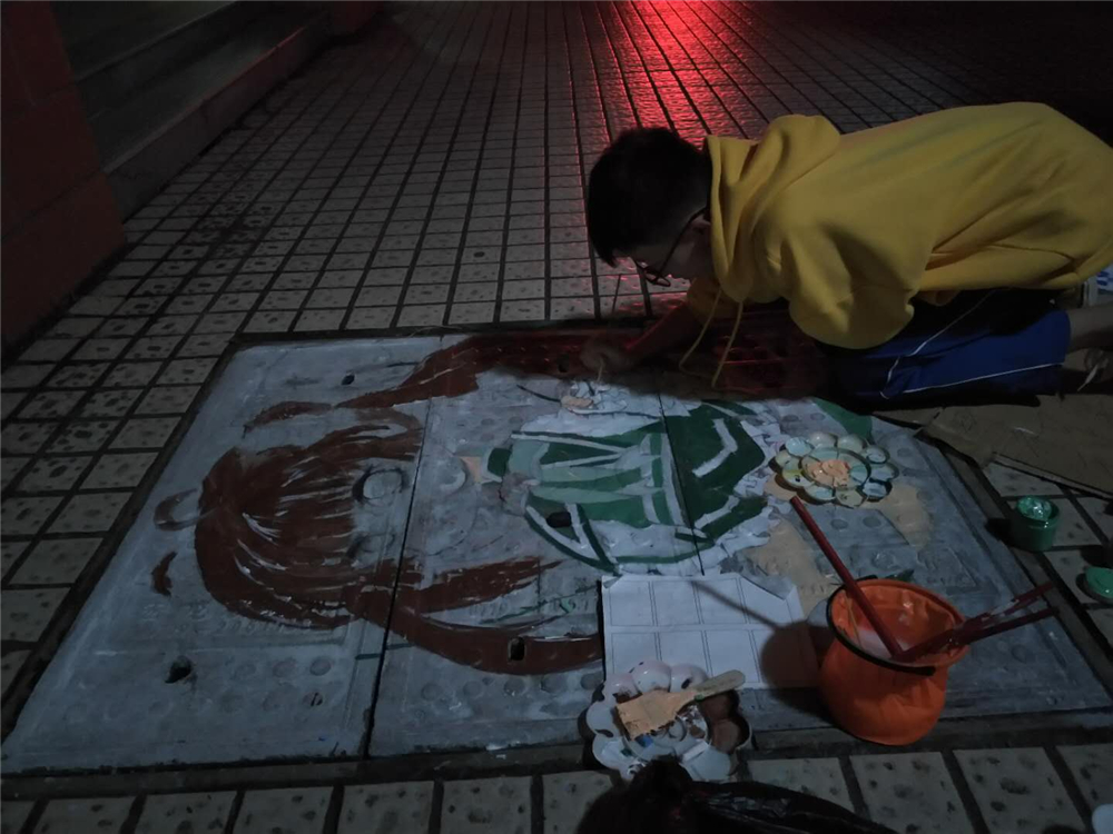 笔墨丹青迎华诞,旧井新颜贺良辰——钦州二中第一届井盖创意绘画比赛成功举办