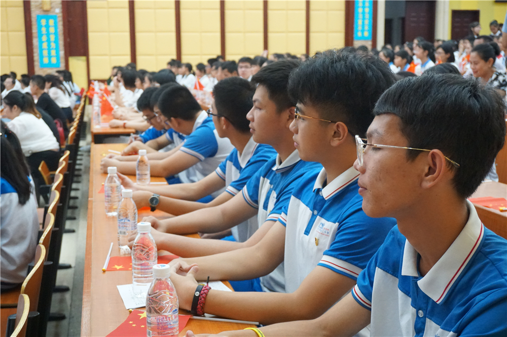 青春心向党,建功新时代——钦州二中教育集团团员参加钦州市直教育系统纪念五四运动100周年主题团日教育活动暨入团仪式