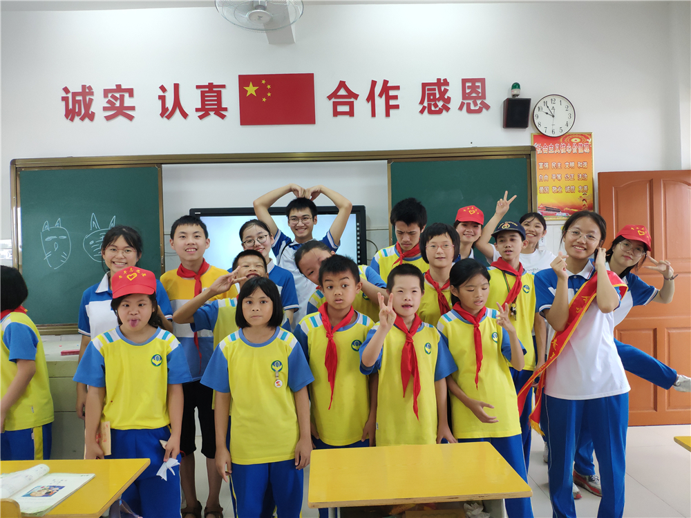用真情传递温暖,以服务树立榜样 ——钦州二中志愿者到钦南区特殊教育学校开展爱心志愿服务活动