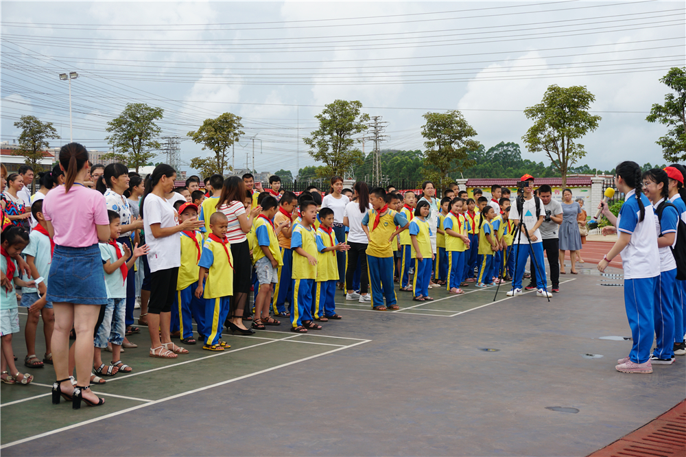 用真情传递温暖,以服务树立榜样 ——钦州二中志愿者到钦南区特殊教育学校开展爱心志愿服务活动
