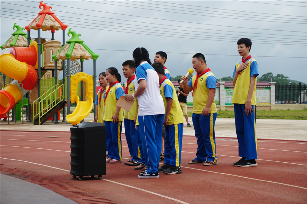 用真情传递温暖,以服务树立榜样 ——钦州二中志愿者到钦南区特殊教育学校开展爱心志愿服务活动