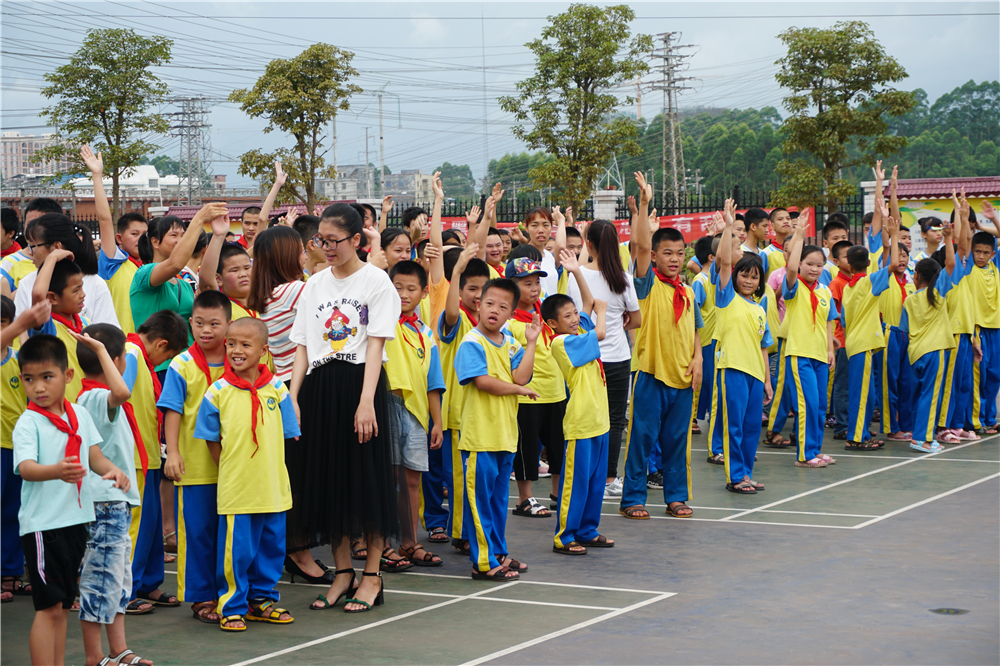 用真情传递温暖,以服务树立榜样 ——钦州二中志愿者到钦南区特殊教育学校开展爱心志愿服务活动