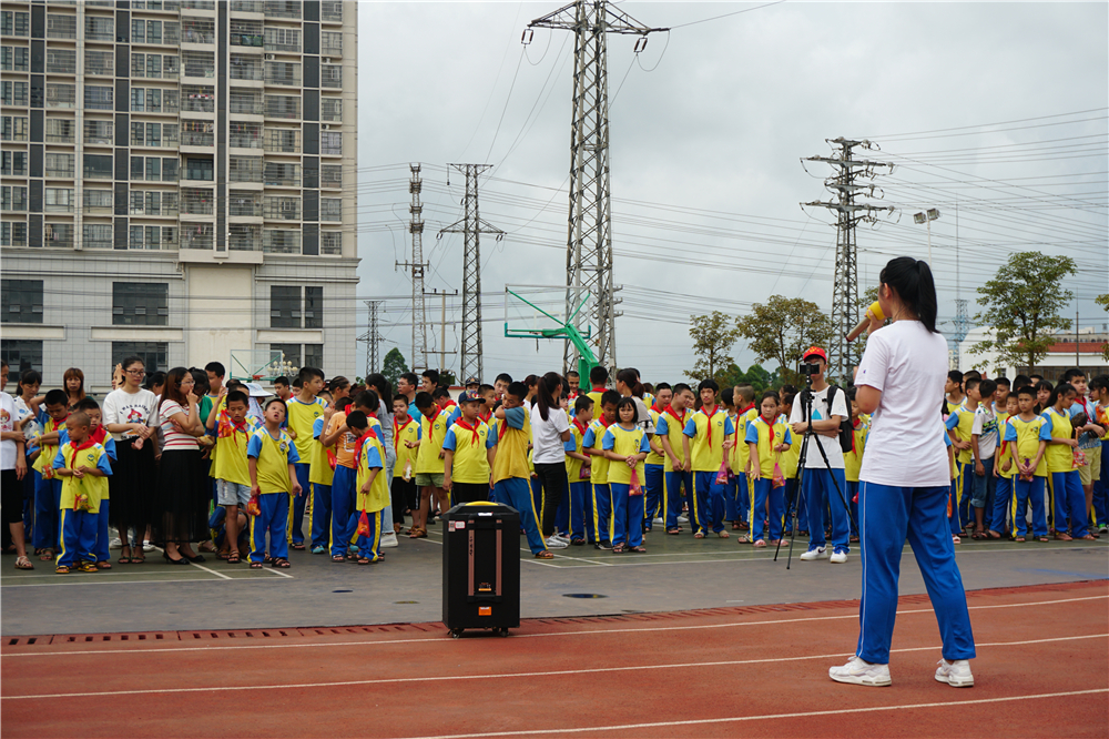 用真情传递温暖,以服务树立榜样 ——钦州二中志愿者到钦南区特殊教育学校开展爱心志愿服务活动