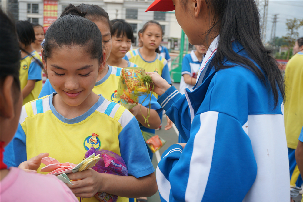用真情传递温暖,以服务树立榜样 ——钦州二中志愿者到钦南区特殊教育学校开展爱心志愿服务活动
