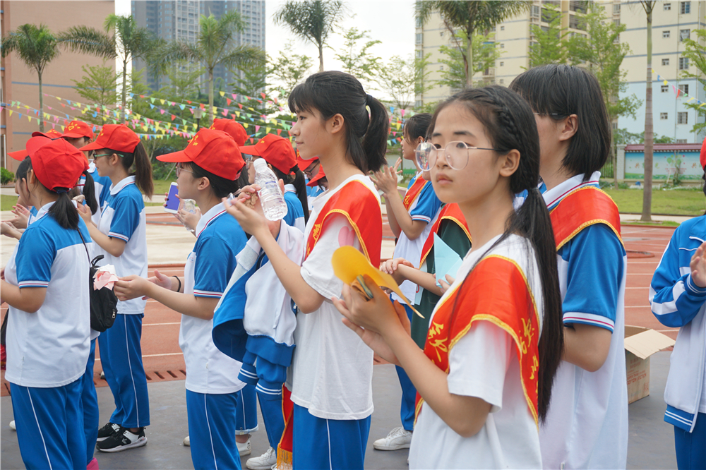 用真情传递温暖,以服务树立榜样 ——钦州二中志愿者到钦南区特殊教育学校开展爱心志愿服务活动