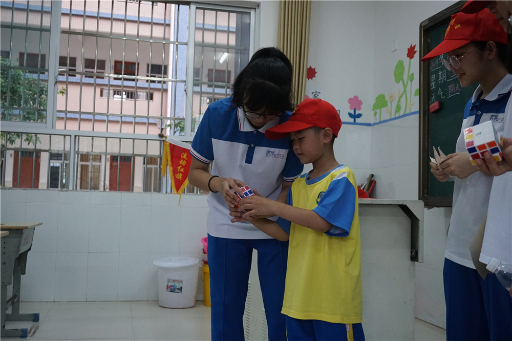 用真情传递温暖,以服务树立榜样 ——钦州二中志愿者到钦南区特殊教育学校开展爱心志愿服务活动