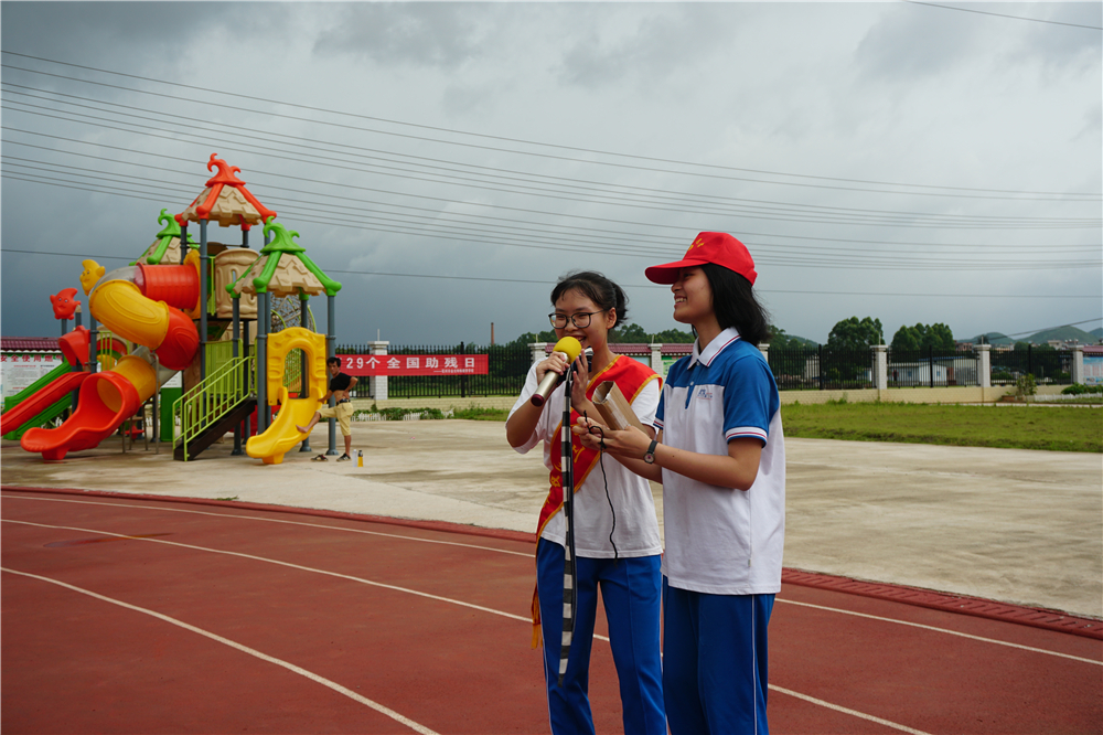 用真情传递温暖,以服务树立榜样 ——钦州二中志愿者到钦南区特殊教育学校开展爱心志愿服务活动