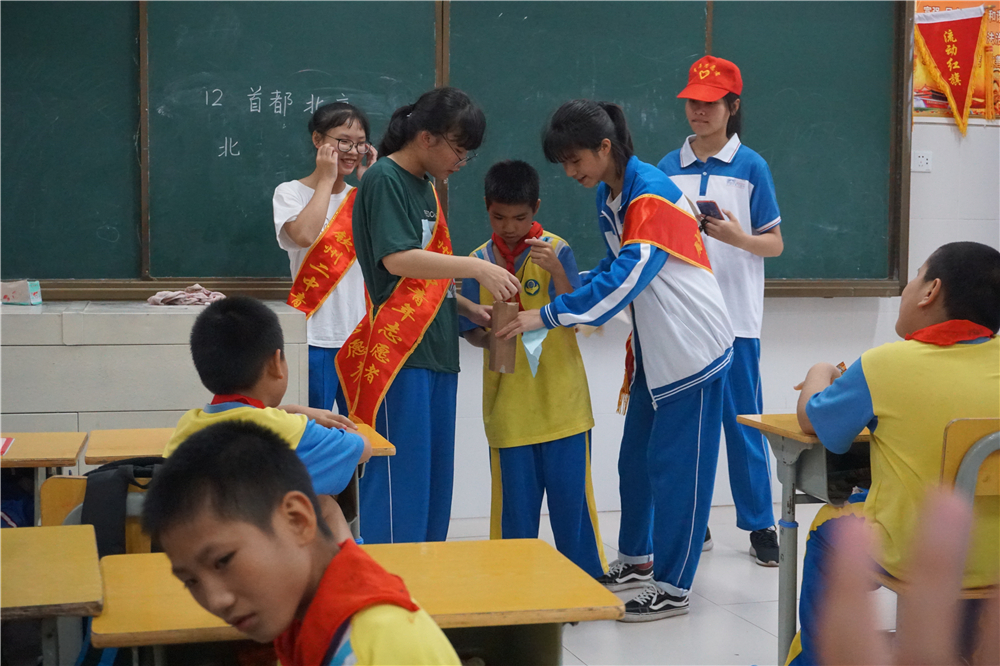 用真情传递温暖,以服务树立榜样 ——钦州二中志愿者到钦南区特殊教育学校开展爱心志愿服务活动