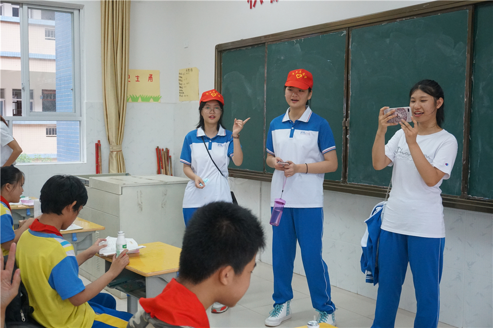 用真情传递温暖,以服务树立榜样 ——钦州二中志愿者到钦南区特殊教育学校开展爱心志愿服务活动