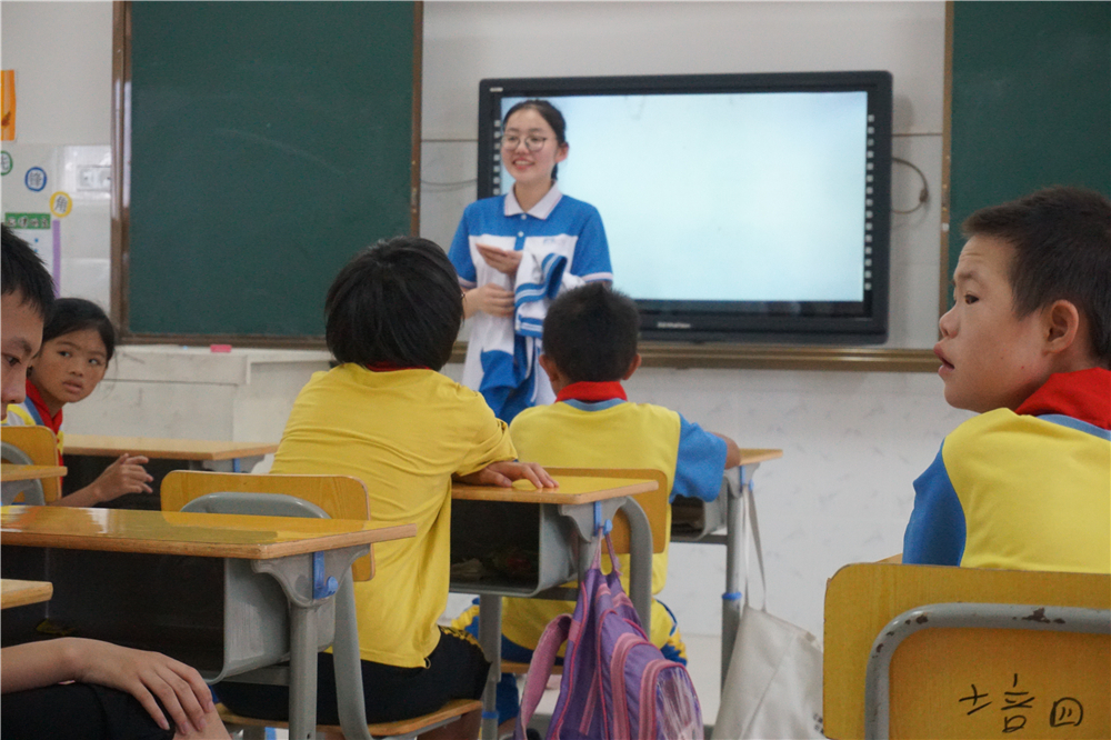 用真情传递温暖,以服务树立榜样 ——钦州二中志愿者到钦南区特殊教育学校开展爱心志愿服务活动