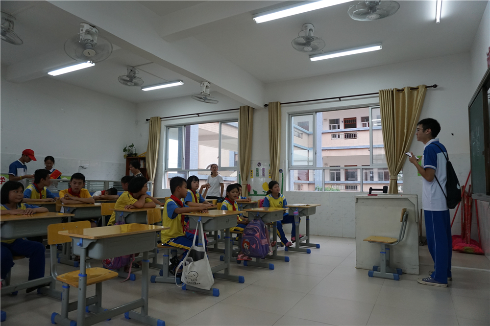 用真情传递温暖,以服务树立榜样 ——钦州二中志愿者到钦南区特殊教育学校开展爱心志愿服务活动