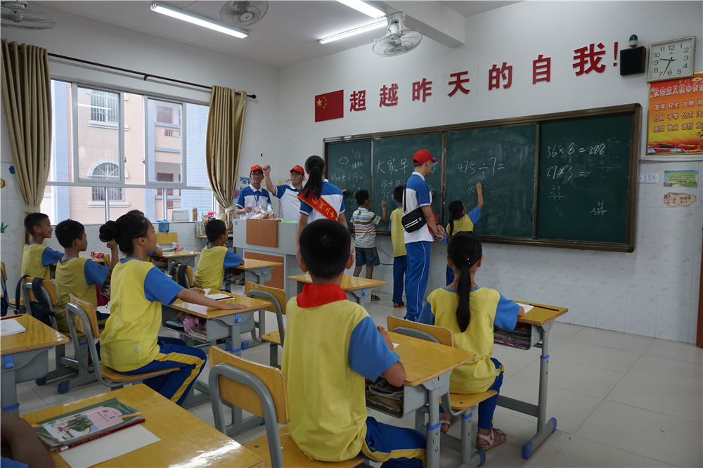 用真情传递温暖,以服务树立榜样 ——钦州二中志愿者到钦南区特殊教育学校开展爱心志愿服务活动