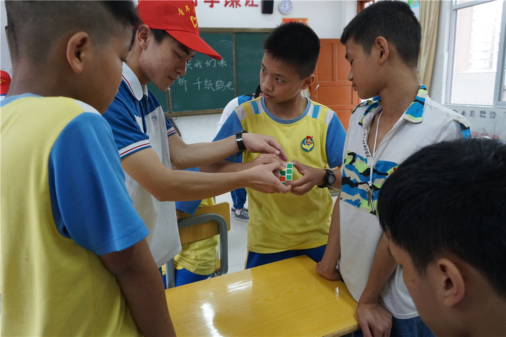 用真情传递温暖,以服务树立榜样 ——钦州二中志愿者到钦南区特殊教育学校开展爱心志愿服务活动