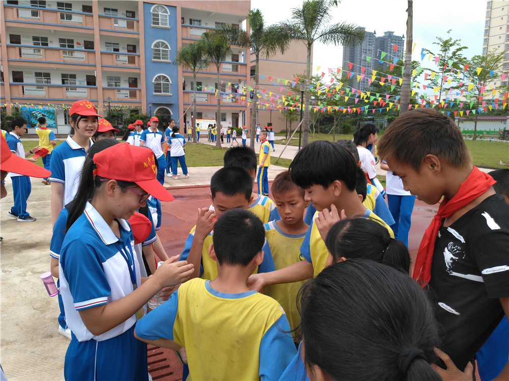 用真情传递温暖,以服务树立榜样 ——钦州二中志愿者到钦南区特殊教育学校开展爱心志愿服务活动