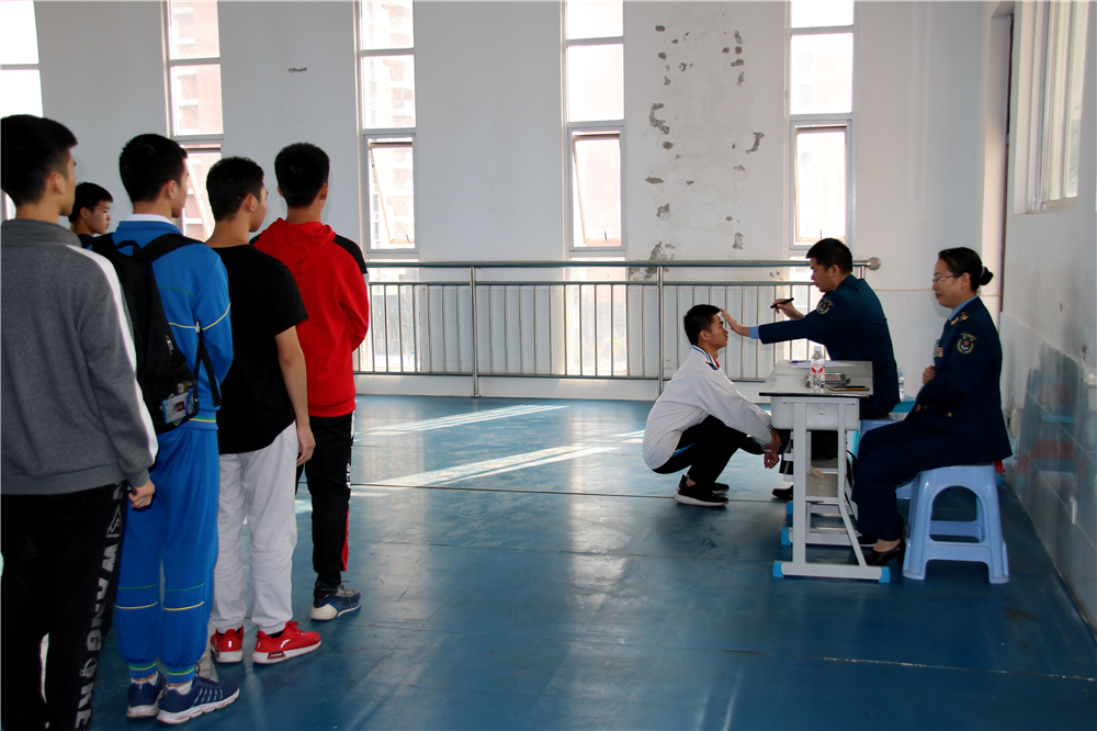 选择飞行、励志空天,投身军营、成就梦想 ——2020年度空军招飞选拔工作在我校顺利开展