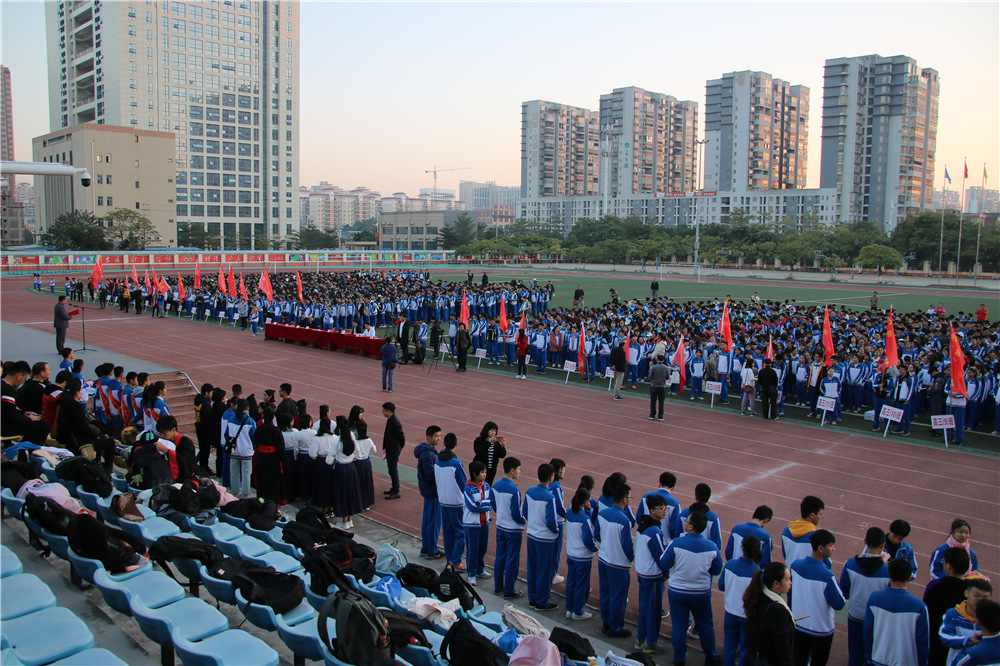 成长感恩,奋志笃行------钦州二中举办高三年级成人礼暨励志远足活动