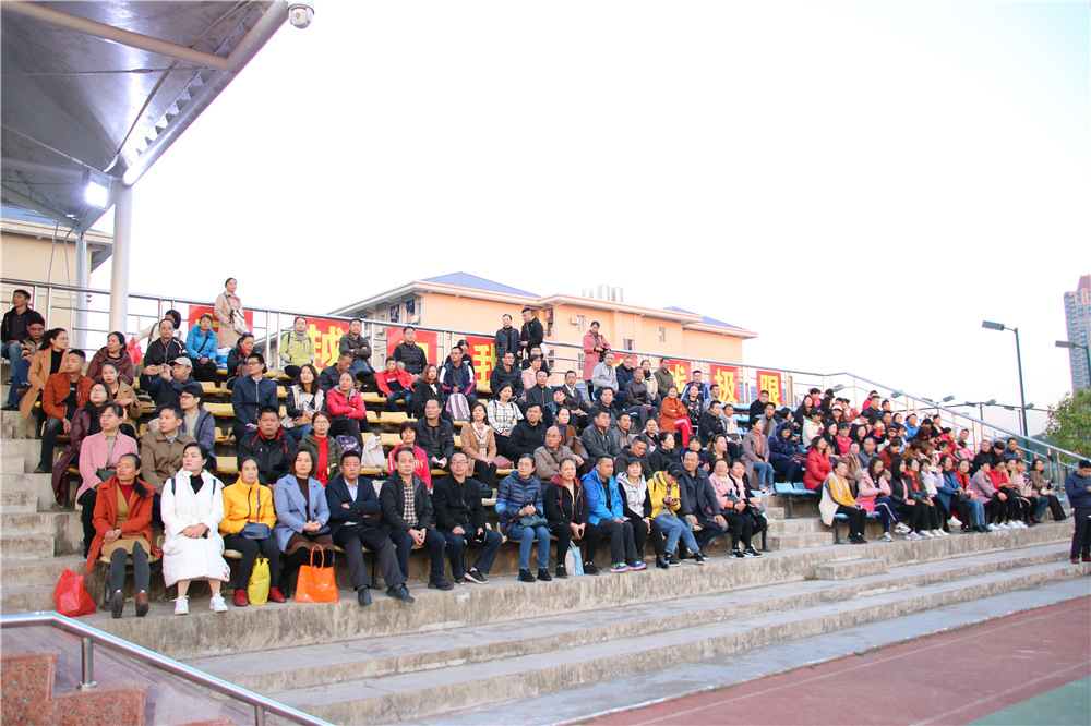 成长感恩,奋志笃行------钦州二中举办高三年级成人礼暨励志远足活动
