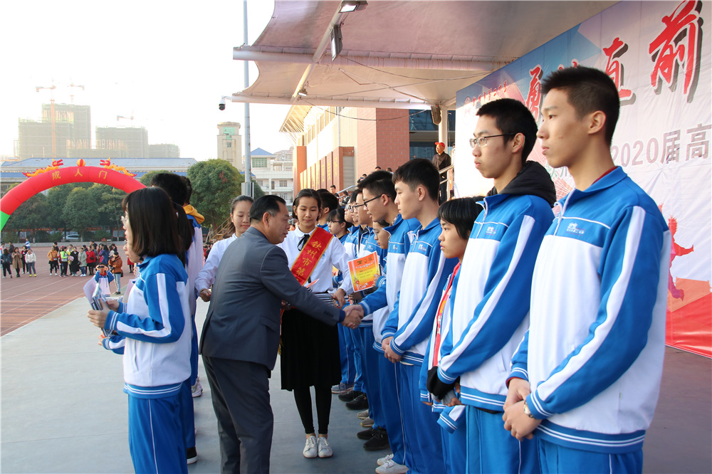 成长感恩,奋志笃行------钦州二中举办高三年级成人礼暨励志远足活动