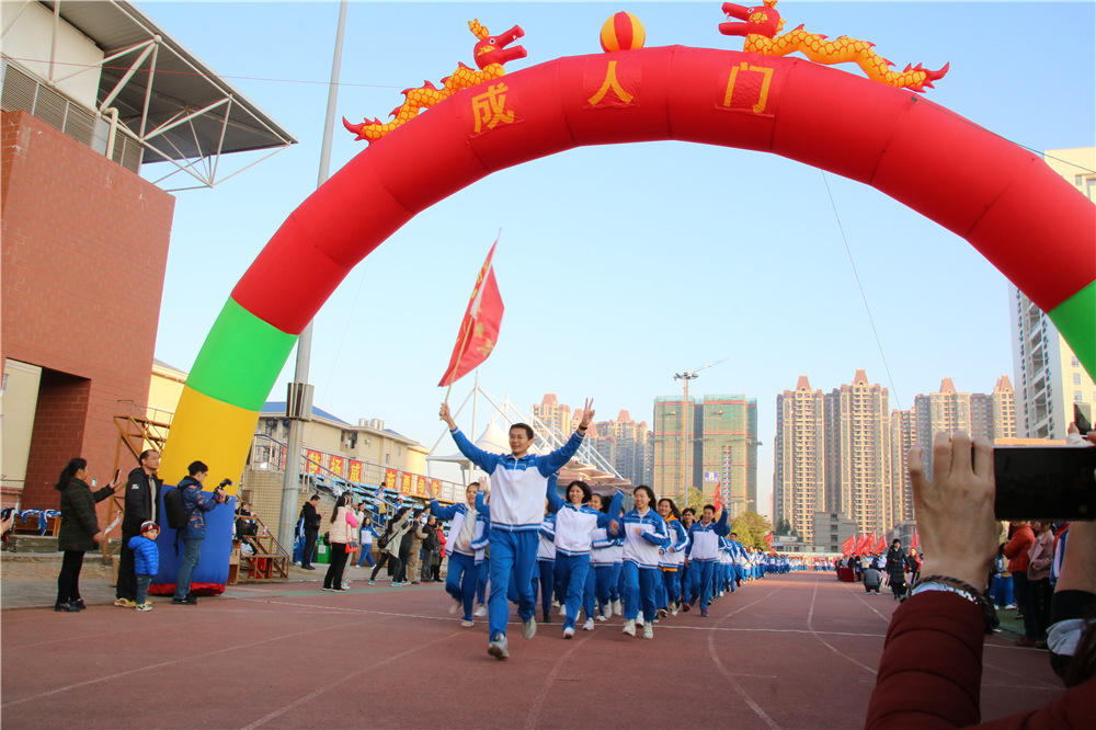 成长感恩,奋志笃行------钦州二中举办高三年级成人礼暨励志远足活动