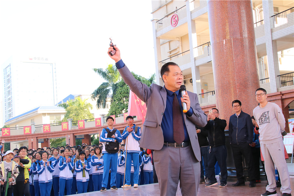 成长感恩,奋志笃行------钦州二中举办高三年级成人礼暨励志远足活动