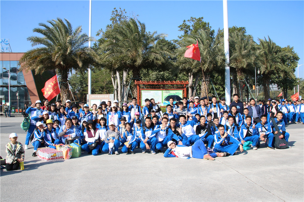 成长感恩,奋志笃行------钦州二中举办高三年级成人礼暨励志远足活动