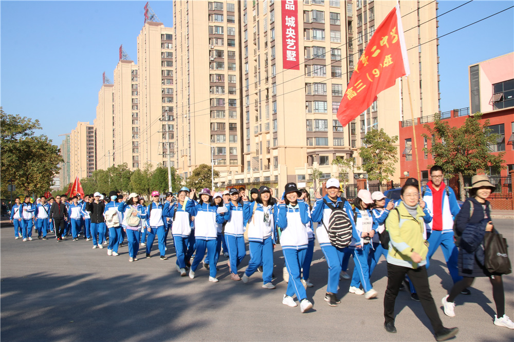 成长感恩,奋志笃行------钦州二中举办高三年级成人礼暨励志远足活动