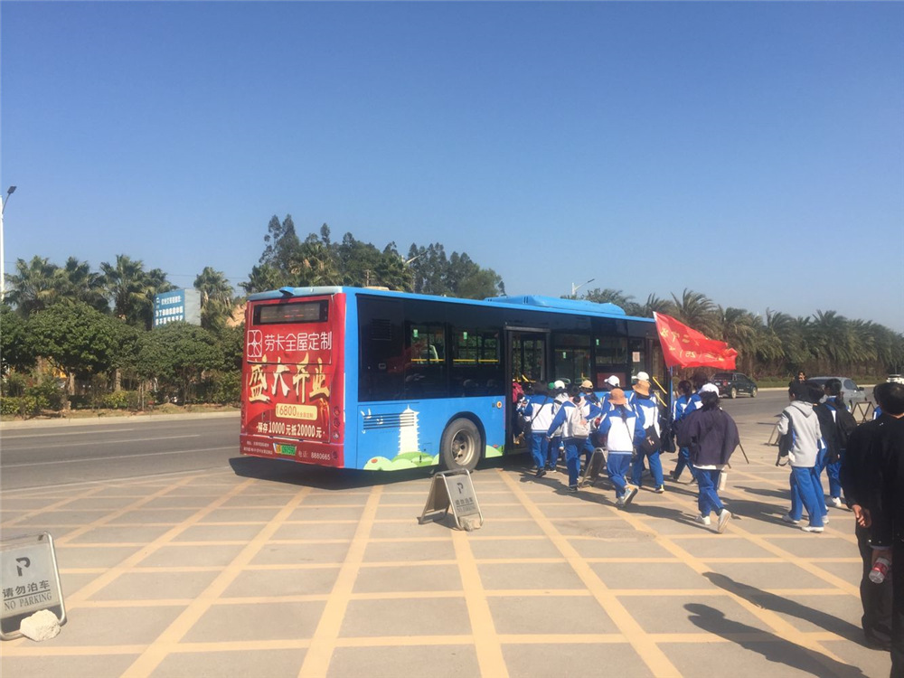 成长感恩,奋志笃行------钦州二中举办高三年级成人礼暨励志远足活动