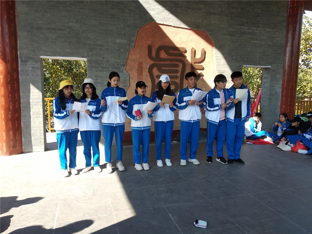 成长感恩,奋志笃行------钦州二中举办高三年级成人礼暨励志远足活动