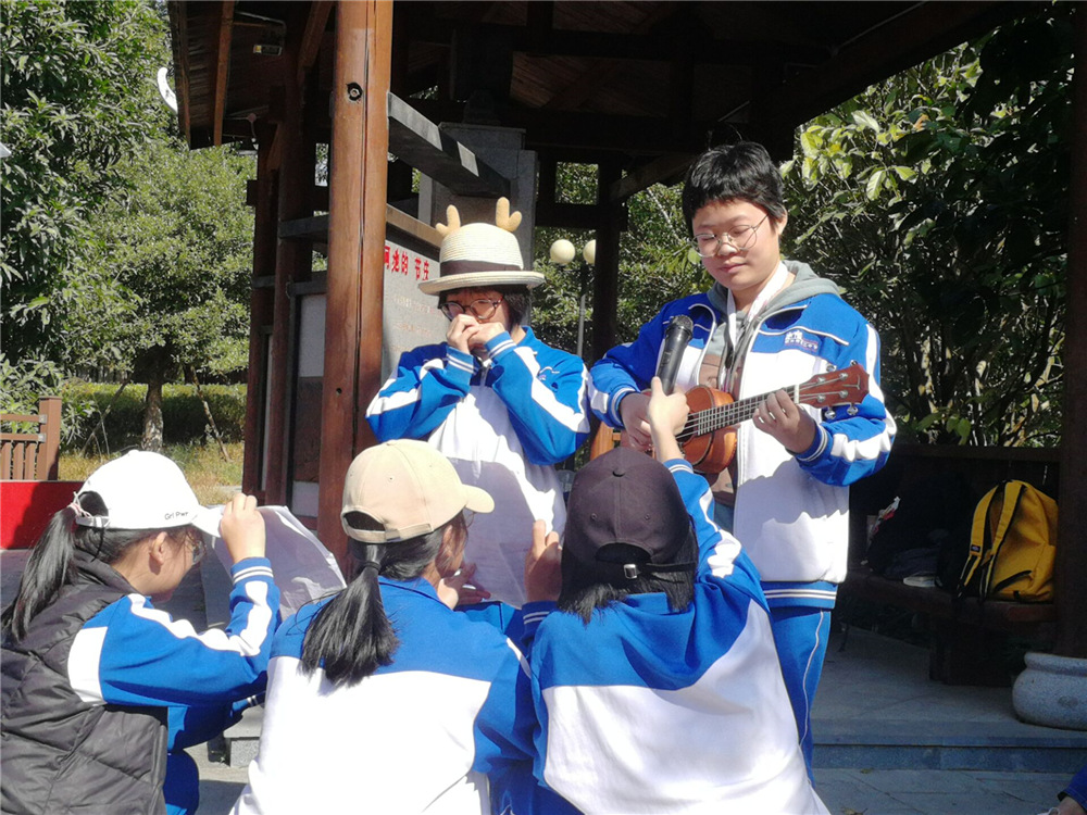 成长感恩,奋志笃行------钦州二中举办高三年级成人礼暨励志远足活动