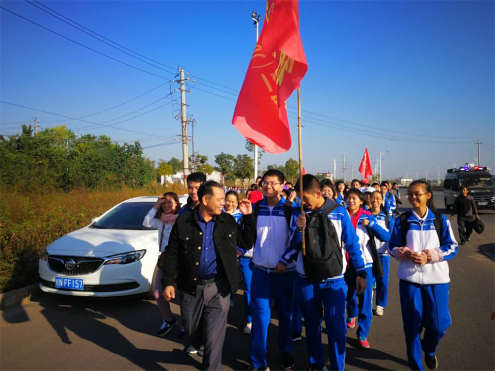 成长感恩,奋志笃行------钦州二中举办高三年级成人礼暨励志远足活动