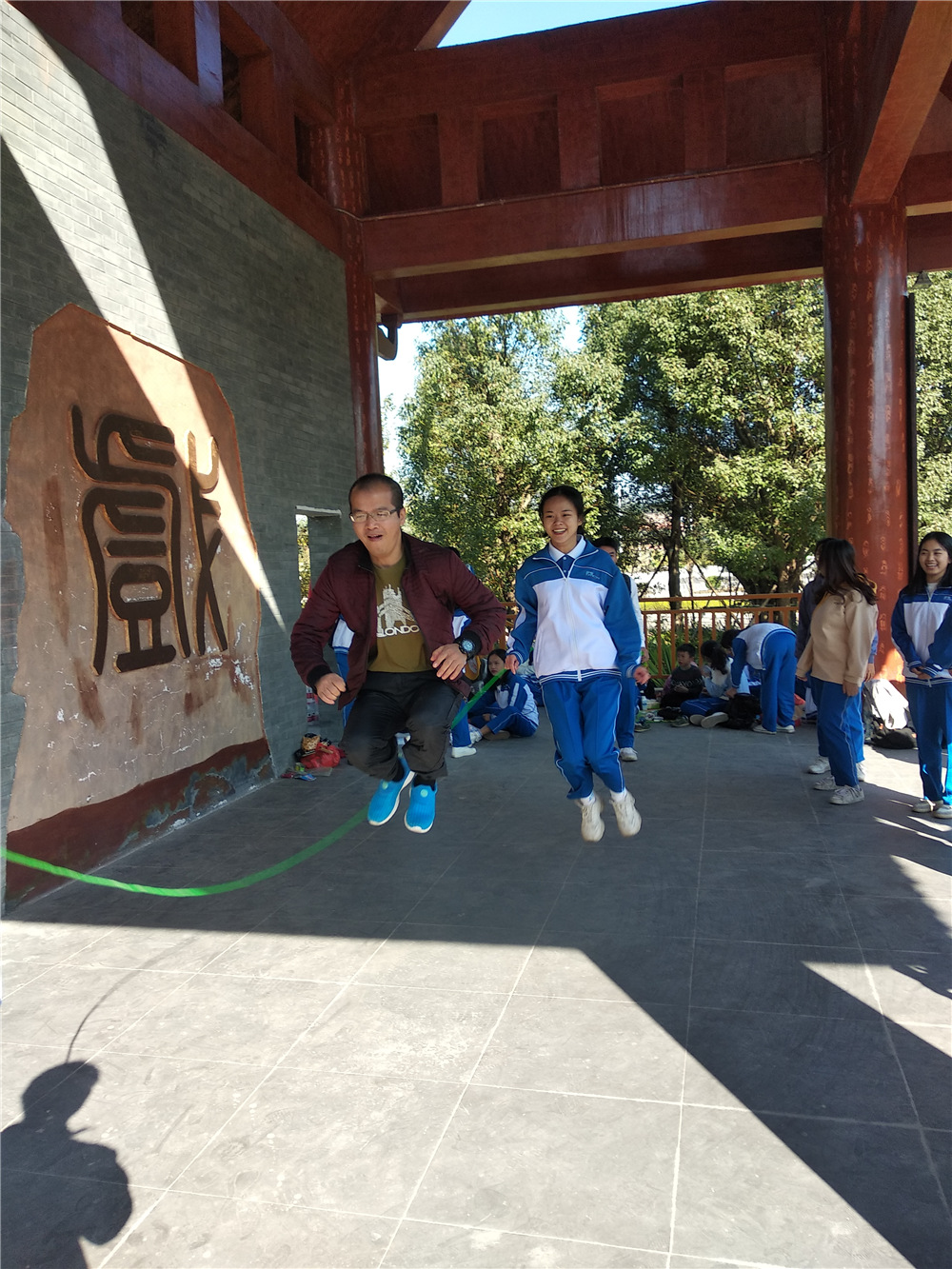 成长感恩,奋志笃行------钦州二中举办高三年级成人礼暨励志远足活动