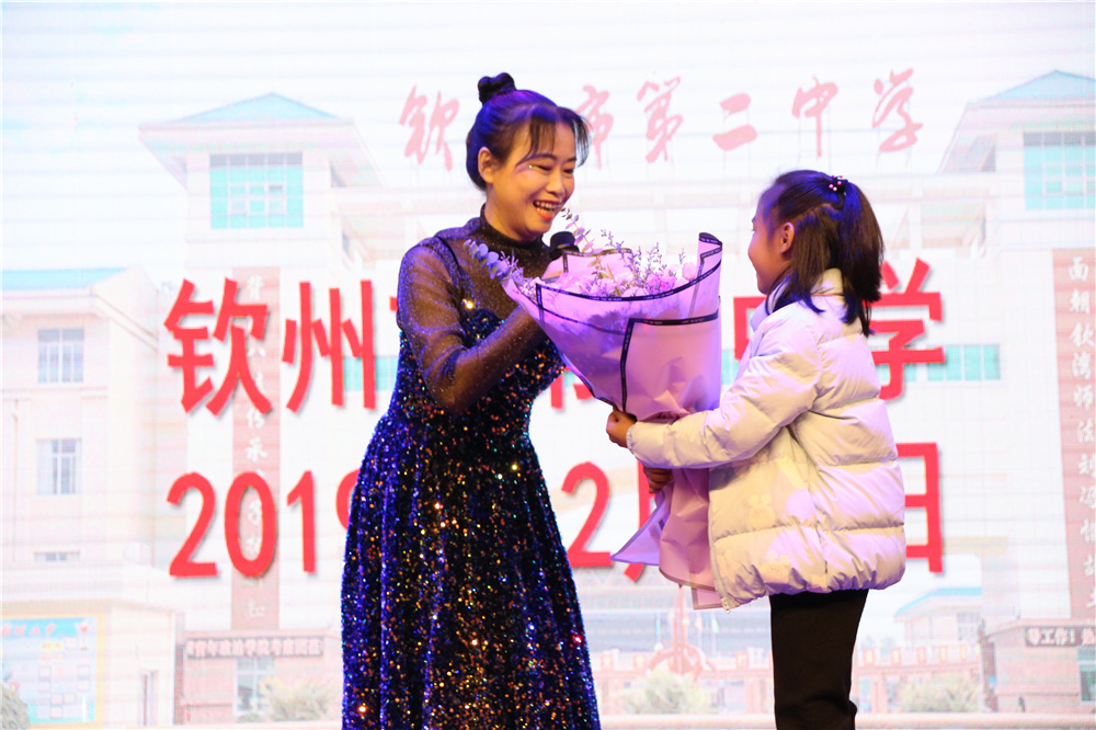 用歌声喜迎庆典,用音乐致敬时代------我校第二届“教师十大歌手”比赛完美落幕