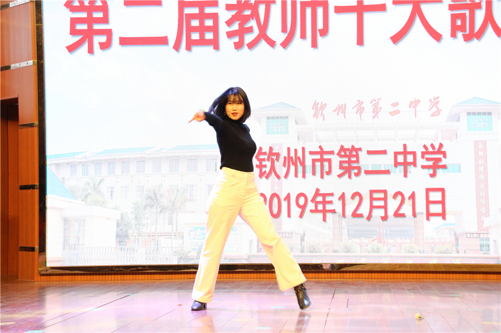 用歌声喜迎庆典,用音乐致敬时代------我校第二届“教师十大歌手”比赛完美落幕