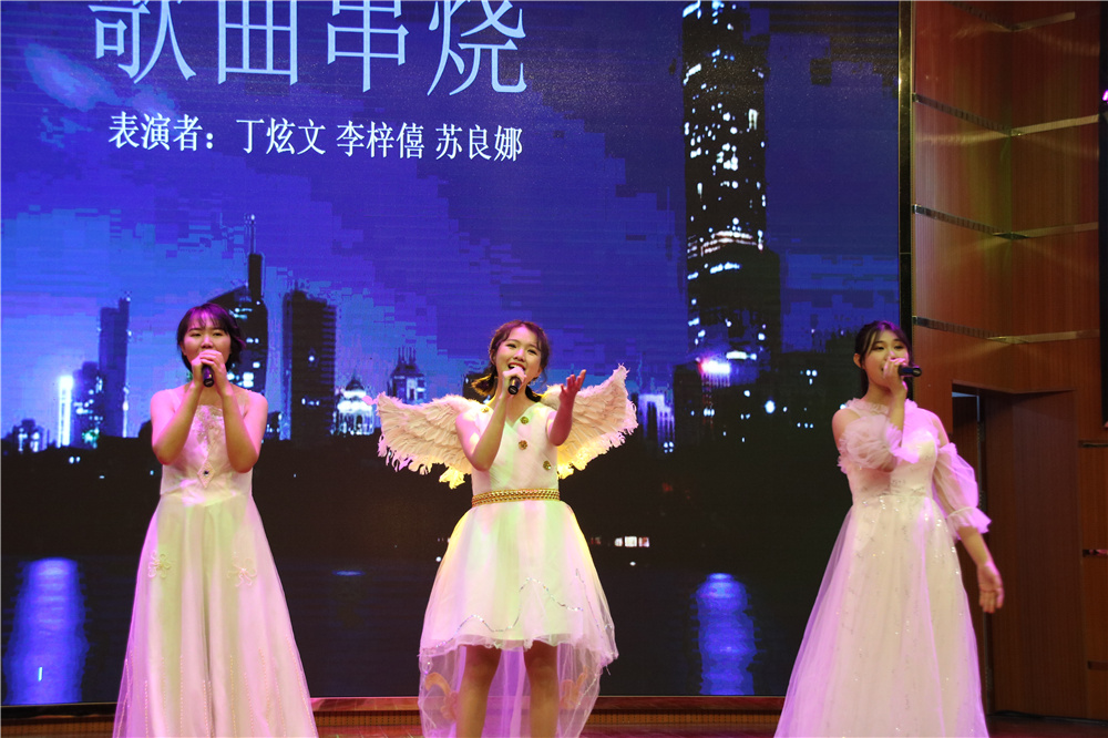 我校举办钦州市第二中学45周年校庆体育文化艺术节闭幕式暨2020年元旦晚会