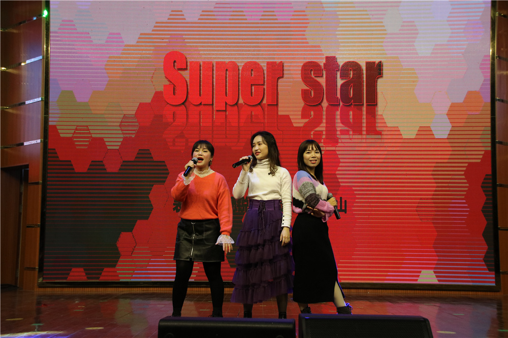 我校举办钦州市第二中学45周年校庆体育文化艺术节闭幕式暨2020年元旦晚会