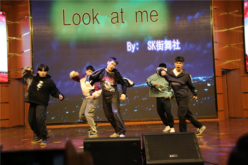 我校举办钦州市第二中学45周年校庆体育文化艺术节闭幕式暨2020年元旦晚会